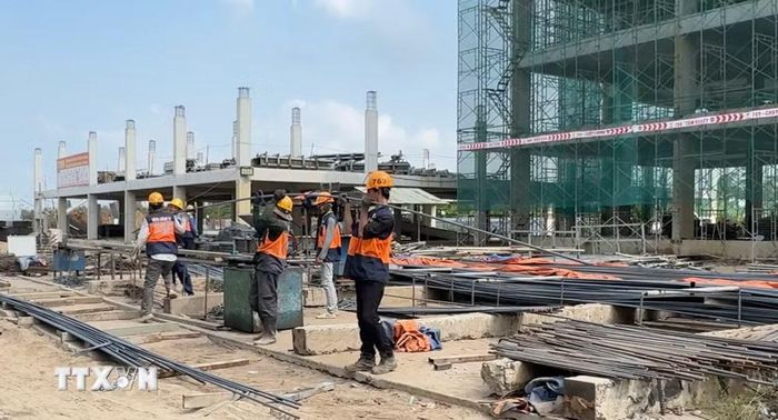 Dự án Nhà ở xã hội Công đoàn trên địa bàn xã Giao Long, tỉnh Vĩnh Long đang được thi công. (Ảnh: Phúc Sơn/TTXVN)