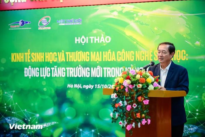 Phó Giáo sư, Tiến sỹ Huỳnh Thành Đạt, Phó trưởng ban Tuyên giáo Trung ương, Nguyên Bộ trưởng Bộ Khoa học và Công nghệ chia sẻ tại Hội thảo. (Ảnh: Minh Sơn/Vietnam+)