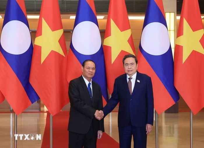 Chủ tịch Quốc hội Trần Thanh Mẫn với đồng chí Vilay Lakhamphong, Ủy viên Bộ Chính trị, Thường trực Ban Bí thư Trung ương Đảng Nhân dân Cách mạng Lào. (Ảnh: Tuấn Anh/TTXVN)