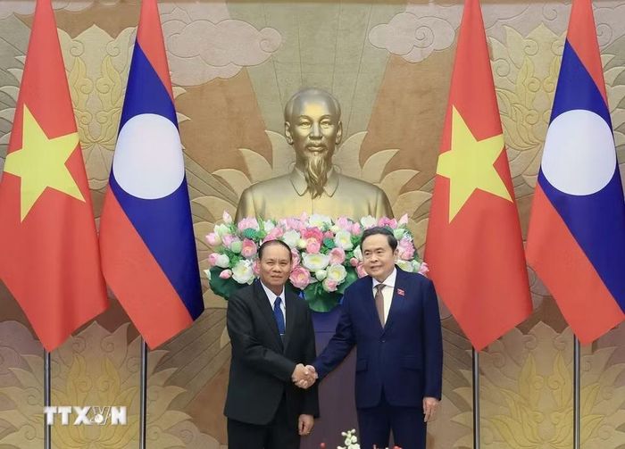 Chủ tịch Quốc hội Trần Thanh Mẫn và đồng chí Vilay Lakhamphong, Ủy viên Bộ Chính trị, Thường trực Ban Bí thư Trung ương Đảng Nhân dân Cách mạng Lào. (Ảnh: Tuấn Anh/TTXVN)