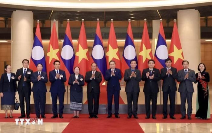Chủ tịch Quốc hội Trần Thanh Mẫn và đồng chí Vilay Lakhamphong, Ủy viên Bộ Chính trị, Thường trực Ban Bí thư Trung ương Đảng Nhân dân Cách mạng Lào cùng các đại biểu chụp ảnh chung. (Ảnh: Tuấn Anh/TTXVN)