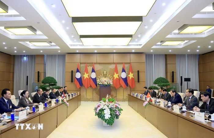 Chủ tịch Quốc hội Trần Thanh Mẫn hội kiến đồng chí Vilay Lakhamphong, Ủy viên Bộ Chính trị, Thường trực Ban Bí thư Trung ương Đảng Nhân dân Cách mạng Lào. (Ảnh: Tuấn Anh/TTXVN)