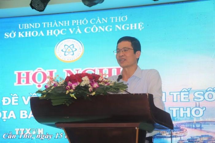Ông Nguyễn Phú Tiến, Phó Vụ trưởng, Vụ Kinh tế và Xã hội số (Bộ Khoa học và Công nghệ) đề xuất giải pháp phát triển kinh tế số trên địa bàn thành phố Cần Thơ. (Ảnh: Thu Hiền/TTXVN)