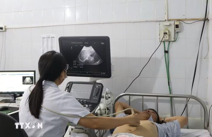 Người dân khám sức khỏe định kỳ. (Ảnh: Chu Hiệu/TTXVN)