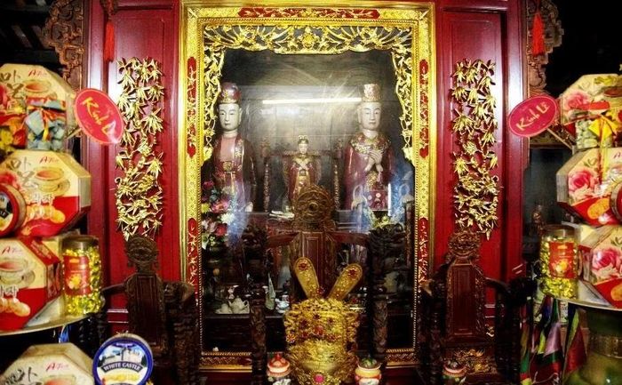Cung cấm đặt tượng, ban thờ chính Tướng quân Phạm Bạch Hổ cùng mẫu thân và phu nhân của ông. (Ảnh: Vietnam+)