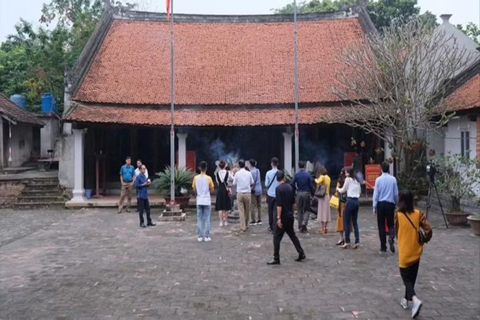 Du khách thập phương đến thăm quan đền Mây. (Ảnh: Cổng Thông tin Du lịch Hưng Yên)