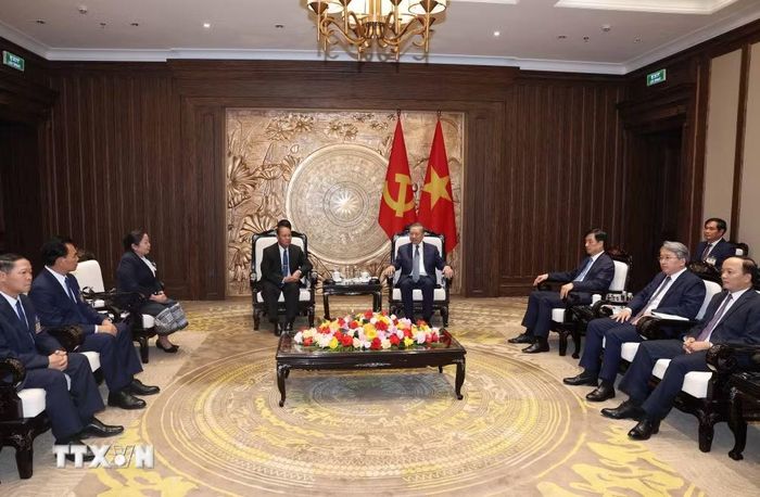Tổng Bí thư, Chủ tịch nước Tô Lâm tiếp đồng chí Vilay Lakhamphong, Ủy viên Bộ Chính trị, Thường trực Ban Bí thư Trung ương Đảng Nhân dân Cách mạng Lào. (Ảnh: Thống Nhất/TTXVN)