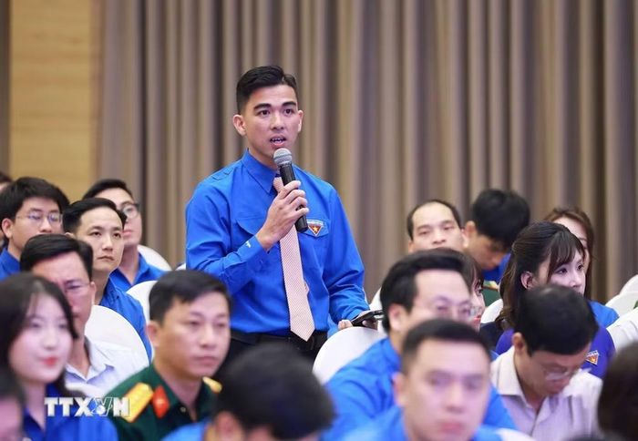 Đại diện thanh niên đặt câu hỏi đối thoại với Thủ tướng Chính phủ Lê Minh Hưng và lãnh đạo các bộ, ngành. (Ảnh: Dương Giang/TTXVN)
