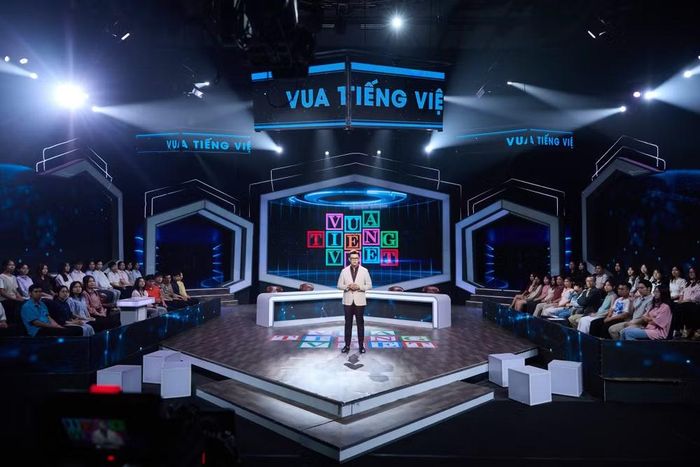 Từ một MC song ngữ quen thuộc trên sóng VTV và các sân khấu quốc tế, Đức Bảo bước vào một lĩnh vực đòi hỏi sự nhạy bén với từng từ ngữ, sắc thái và cách diễn đạt của tiếng Việt. (Ảnh: VTV)