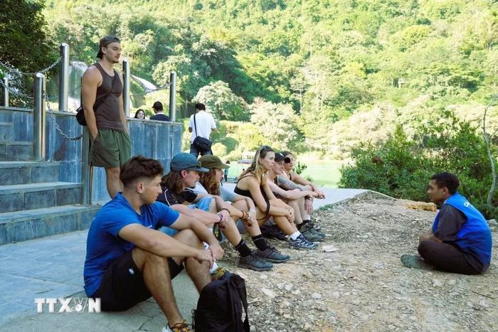 Khách quốc tế háo hức tham quan, khám phá thác Bản Giốc. (Ảnh: Chu Hiệu/TTXVN)