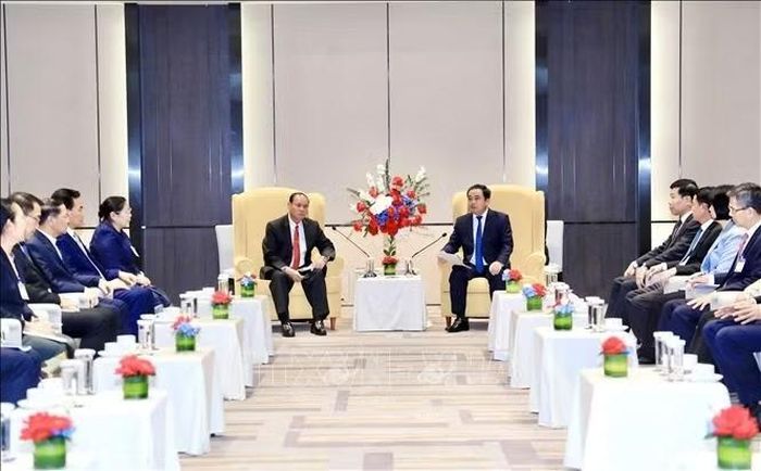 Bí thư Thành ủy Hà Nội Trần Đức Thắng hội kiến đồng chí Vilay Lakhamfong, Thường trực Ban Bí thư Trung ương Đảng Nhân dân Cách mạng Lào. Ảnh: TTXVN