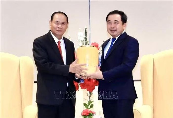 Bí thư Thành ủy Hà Nội Trần Đức Thắng tặng quà lưu niệm đồng chí Vilay Lakhamfong, Thường trực Ban Bí thư Trung ương Đảng Nhân dân Cách mạng Lào. Ảnh: TTXVN