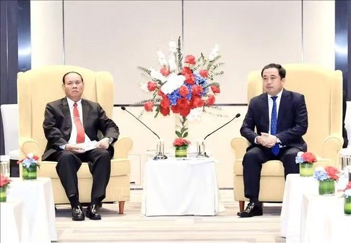 Bí thư Thành ủy Hà Nội Trần Đức Thắng hội kiến đồng chí Vilay Lakhamfong, Thường trực Ban Bí thư Trung ương Đảng Nhân dân Cách mạng Lào. Ảnh: TTXVN