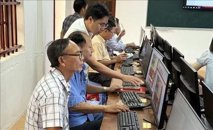 Phổ biến kỹ năng tin học cho cán bộ không chuyên trách tại xã Ninh Cường (Ninh Bình). Ảnh: Nguyễn Lành/TTXVN