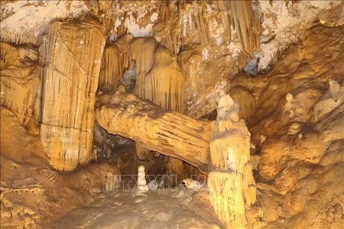 Hệ thống thạch nhũ và măng đá hình thành qua quá trình kiến tạo tự nhiên kéo dài hàng triệu năm tại Hang Bói.
