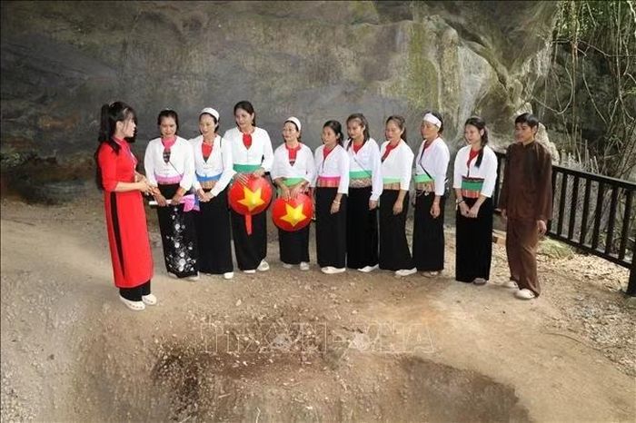 Khu vực cửa Hang Bói phát hiện lớp vỏ ốc nhuyễn thể, dấu tích gắn với tập quán khai thác nguồn thức ăn tự nhiên của cư dân cổ.