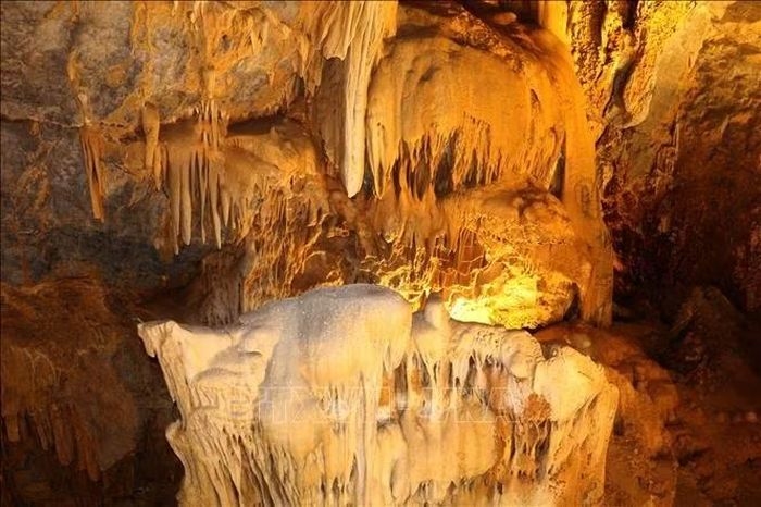 Hệ thống thạch nhũ và măng đá hình thành qua quá trình kiến tạo tự nhiên kéo dài hàng triệu năm tại Hang Bói.