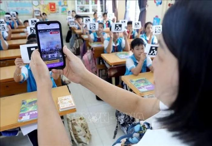 Trường Tiểu học Bình Định (xã Bình Định) thực hiện số hóa trong xây dựng và khai thác học liệu phục vụ chuyên môn. Ảnh: Thế Duyệt/TTXVN