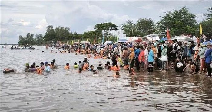 Rất đông người dân và du khách tập trung về cánh đồng khu vực Cống Bùng Rền, ấp Vĩnh Lợi, xã Phú Hữu (tỉnh An Giang), trải nghiệm tắm đồng mùa nước nổi.