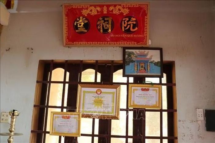 Dòng họ Nguyễn Nhất đã vinh dự nhận Bằng khen của Trung ương Hội Khuyến học Việt Nam và nhiều năm liền nhận Giấy khen của Hội Khuyến học cấp tỉnh, cấp thành phố.