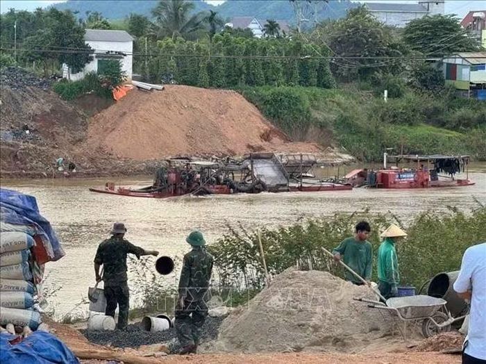 Hoạt động phức tạp dưới lòng sông Krông Nô gây sạt lở nghiêm trọng kéo dài nhiều năm, trong đó có khu vực chân cầu Đức Xuyên nối 2 bờ sông. Ảnh: Kha Phạm/TTXVN
