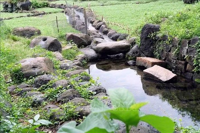 Những phiến đá được xếp đặt tại giếng Ông tạo thành không gian chứa và dẫn nước, thể hiện sự khéo léo trong kỹ thuật khai thác nguồn nước của cư dân xưa.