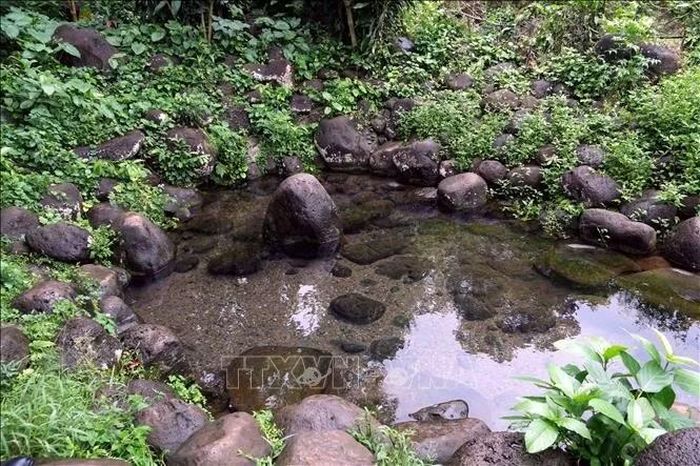 Những phiến đá nhuốm màu thời gian tại giếng Bà góp phần lưu giữ nét kiến trúc độc đáo của hệ thống giếng cổ Gio An.