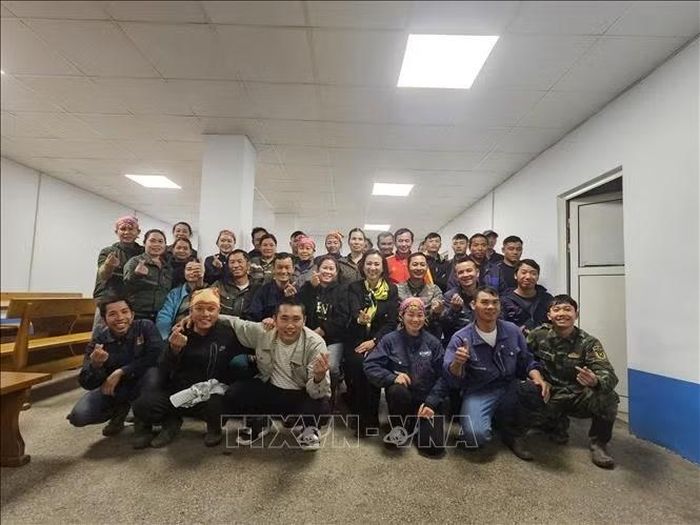 Đại sứ Việt Nam tại Bulgaria Nguyễn Thị Minh Nguyệt gặp gỡ người lao động Việt Nam tại cơ sở sản xuất nông nghiệp hữu cơ Gimel Organic. Ảnh: TTXVN phát