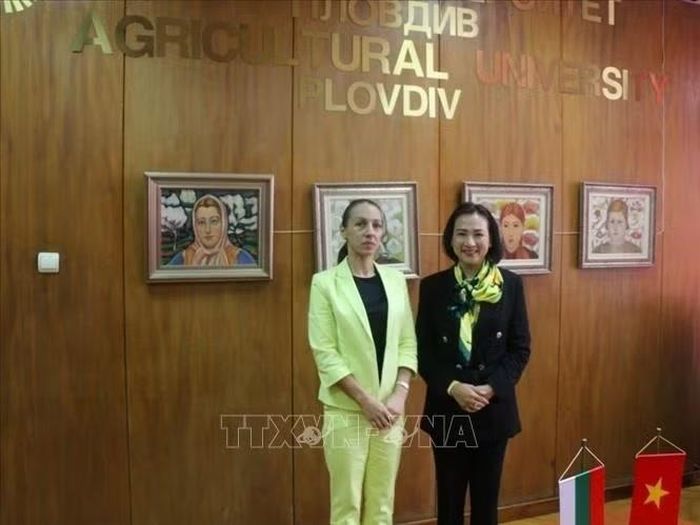 Đại sứ Nguyễn Thị Minh Nguyệt và Giáo sư, Tiến sĩ Boryana Ivanova, Hiệu trưởng Nhà trường Đại học Nông nghiệp Plovdiv. Ảnh: TTXVN phát