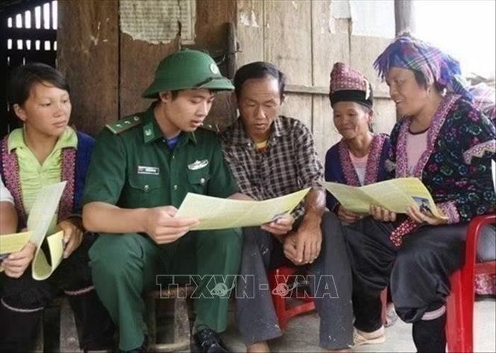 Cán bộ chiến sĩ Đội vận động quần chúng đồn Biên phòng Pa Tần xuống bản Pho 2, xã Pa Tần, huyện Phong Thổ (Lai Châu) tuyên truyền và phát tờ rơi tới người dân về tác hại của ma túy. Ảnh: Quý Trung/TTXVN