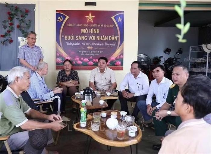 Mô hình “Buổi sáng với Nhân dân” tại xã Bù Gia Mập từ tháng 7/2026 đang tạo nên bước đột phá trong công tác dân vận tại vùng biên thành phố Đồng Nai. Bằng việc trực tiếp đối thoại và lắng nghe những thắc mắc đời thường đến thủ tục hành chính, cấp ủy và chính quyền địa phương đang chuyển dịch mạnh mẽ từ “nghe để biết” sang “nghe để giải quyết”, góp phần xây dựng thế trận lòng dân vững chắc nơi biên giới. Ảnh: K gửiH/TTXVN