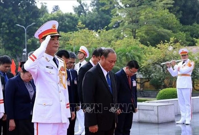 Đồng chí Vilay Lakhamphong, Ủy viên Bộ Chính trị, Thường trực Ban Bí thư Trung ương Đảng Nhân dân Cách mạng Lào cùng đoàn đại biểu đã đến đặt vòng hoa tưởng niệm các Anh hùng liệt sĩ trên đường Bắc Sơn, Hà Nội.