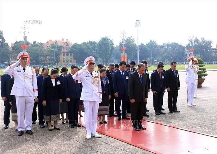 Đồng chí Vilay Lakhamphong, Ủy viên Bộ Chính trị, Thường trực Ban Bí thư Trung ương Đảng Nhân dân Cách mạng Lào cùng đoàn đại biểu đến đặt vòng hoa, vào Lăng viếng Chủ tịch Hồ Chí Minh. Ảnh: Tuấn Anh/TTXVN