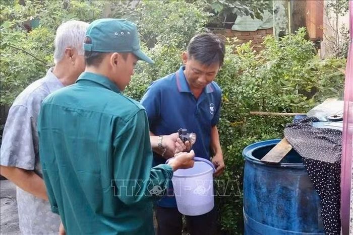 Người dân xã Ba Chúc, An Giang tích cực tham gia chiến dịch diệt lăng quăng. Ảnh: Thanh Sang/TTXVN