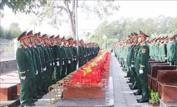 Quang cảnh lễ truy điệu, an táng hài cốt liệt sĩ tại Nghĩa trang liệt sĩ thành phố Cần Thơ.