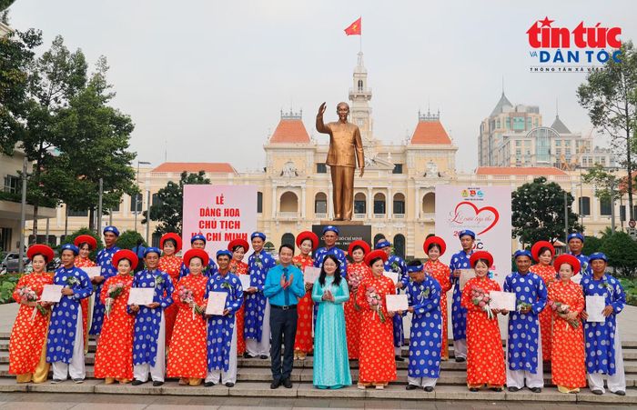 Thành Đoàn TP Hồ Chí Minh trao giấy chứng nhận đăng ký kết hôn cho các cặp đôi.