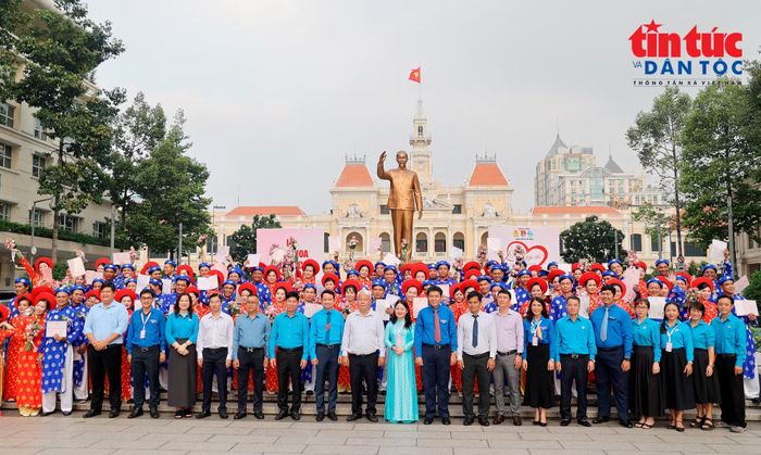 Các đại biểu cùng 52 cặp đôi chụp ảnh lưu niệm trước Tượng đài Bác Hồ tại đường đi bộ Nguyễn Huệ.