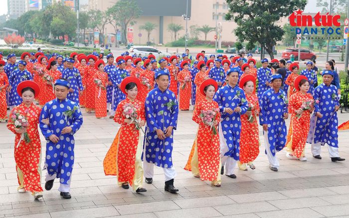 Các đôi uyên ương dâng hoa tại Tượng đài Chủ tịch Hồ Chí Minh ở đường đi bộ Nguyễn Huệ, phường Sài Gòn.