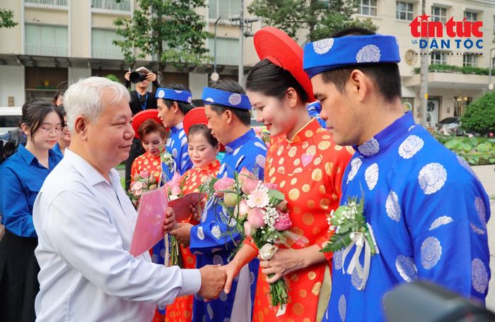 Ông Võ Khắc Thái, Phó Chủ tịch Liên đoàn Lao động TP Hồ Chí Minh, trao giấy chứng nhận đăng ký kết hôn cho các cặp đôi tại chương trình.