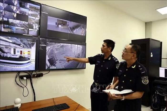 Cán bộ, công chức Hải quan cửa khẩu cảng Cẩm Phả kiểm tra hệ thống hạ tầng công nghệ thông tin phục vụ cho việc thông quan tập trung.