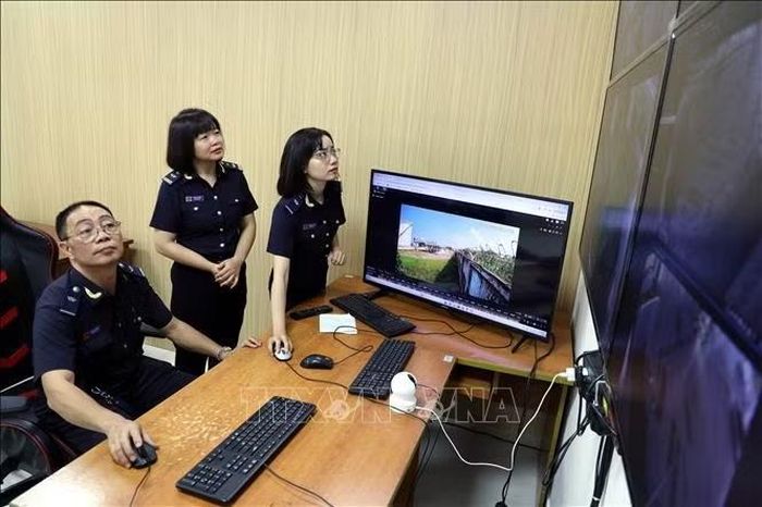 Cán bộ, công chức Hải quan cửa khẩu cảng Cẩm Phả giám sát hoạt động bốc dỡ hàng hóa tại cảng, hoạt động tại sân bay Vân Đồn thông qua hệ thống camera thông minh.