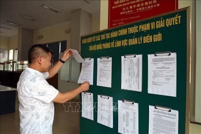 Người dân, du khách xem các thủ tục hành chính thuộc khu vực biên giới được niêm yết công khai tại khu vực làm thủ tục hải quan, thông quan.