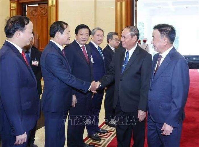 Đồng chí Trần Cẩm Tú, Ủy viên Bộ Chính trị, Thường trực Ban Bí thư và đồng chí Vilay Lakhamphong, Ủy viên Bộ Chính trị, Thường trực Ban Bí thư Lào với các đại biểu cấp cao Đảng Cộng sản Việt Nam. Ảnh: Phương Hoa/TTXVN