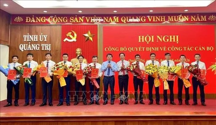 Phó Bí thư Thường trực Tỉnh ủy Quảng Trị Trần Vũ Khiêm trao quyết định về công tác cán bộ.