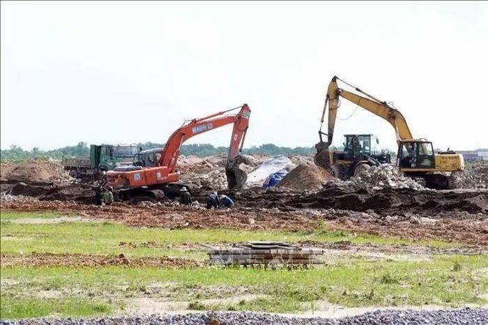 Các máy móc tập trung hoàn thiện các hạng mục tại Dự án Cảng hàng không Quảng Trị.