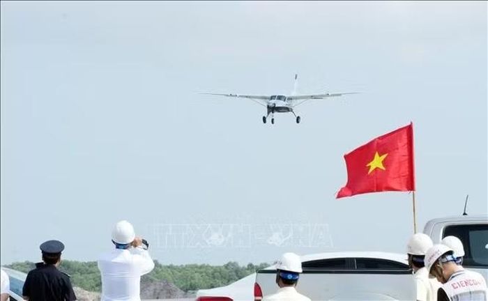 Máy bay Cessna 208 thực hiện chuyến bay kiểm tra an toàn tĩnh không tại Cảng hàng không Quảng Trị, đánh dấu bước tiến quan trọng trong quá trình hoàn thiện các điều kiện kỹ thuật, hướng tới khai thác thương mại vào tháng 3/2027.