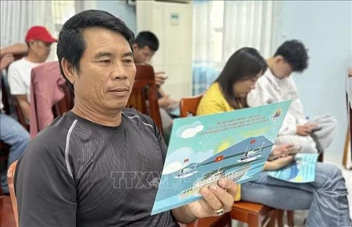 Ngư dân tìm hiểu các quy định chống khai thác IUU.