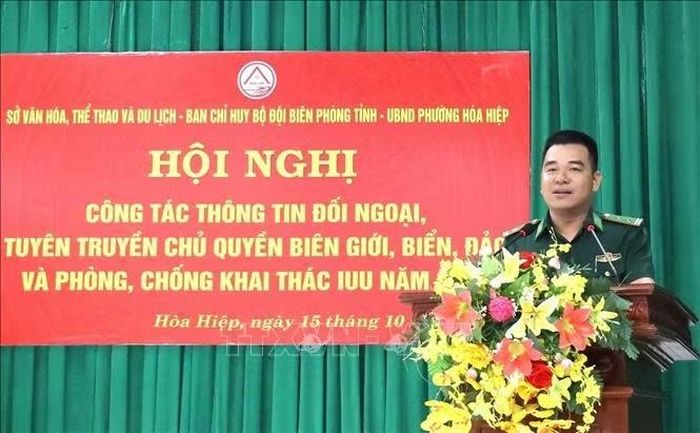 Báo cáo viên Ban Chỉ huy Bộ đội Biên phòng tỉnh Đắk Lắk tuyên truyền tại Hội nghị.
