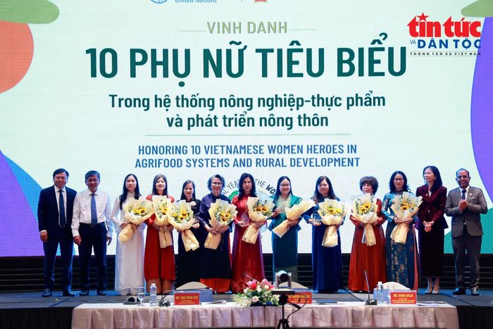 Đại diện lãnh đạo Bộ Nông nghiệp và Môi trường cùng các đại biểu vinh danh 10 phụ nữ tiêu biểu có đóng góp cho nông nghiệp và phát triển nông thôn tại hội nghị.