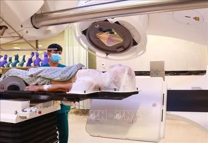 Người bệnh ung thư được xạ trị bằng máy gia tốc hiện đại tại Bệnh viện Ung bướu Thành phố Hồ Chí Minh. Ảnh: Đinh Hằng/TTXVN